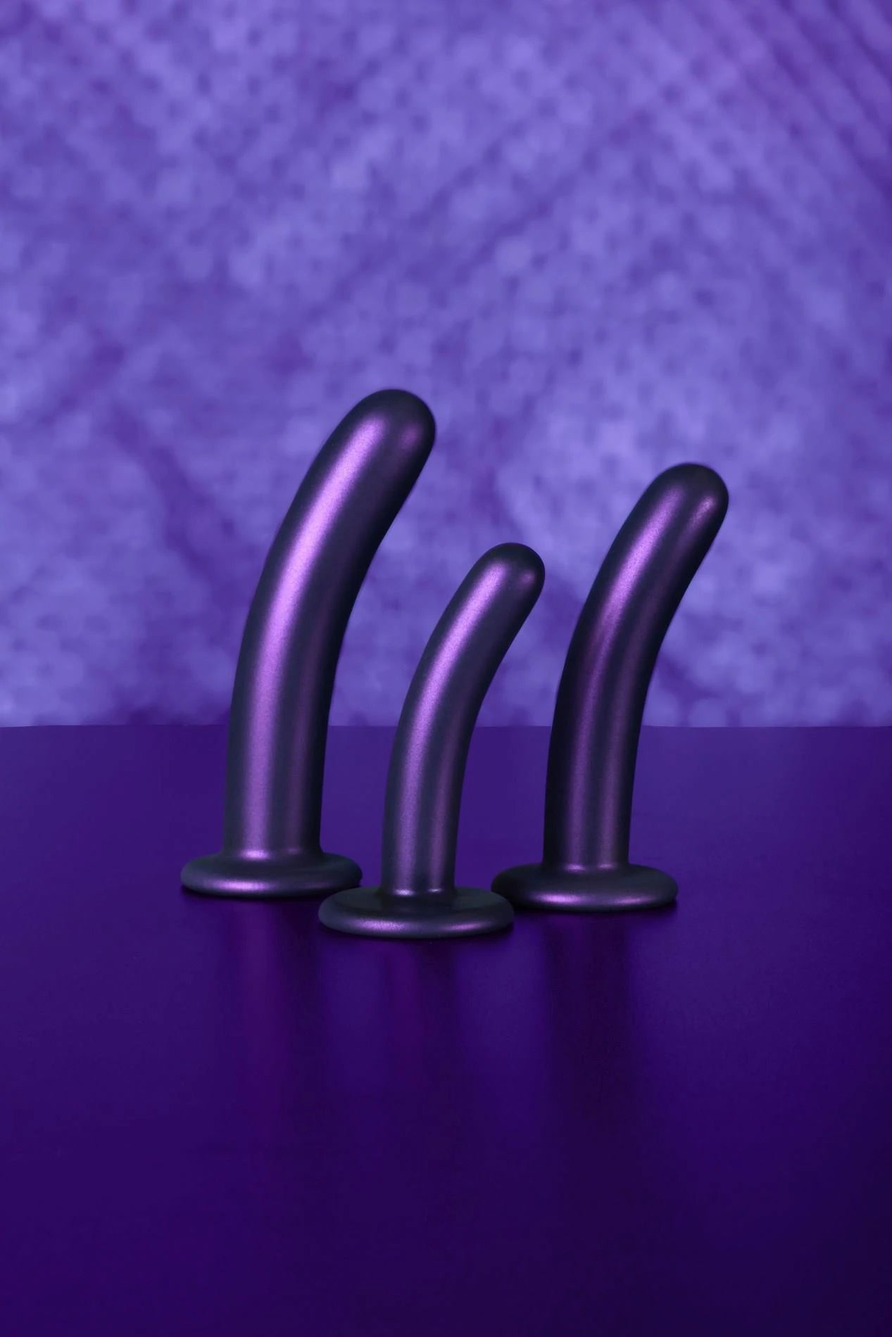 Smooth Silicone G-Spot Dildo - 7'' / 17 cm - Metallic Purple