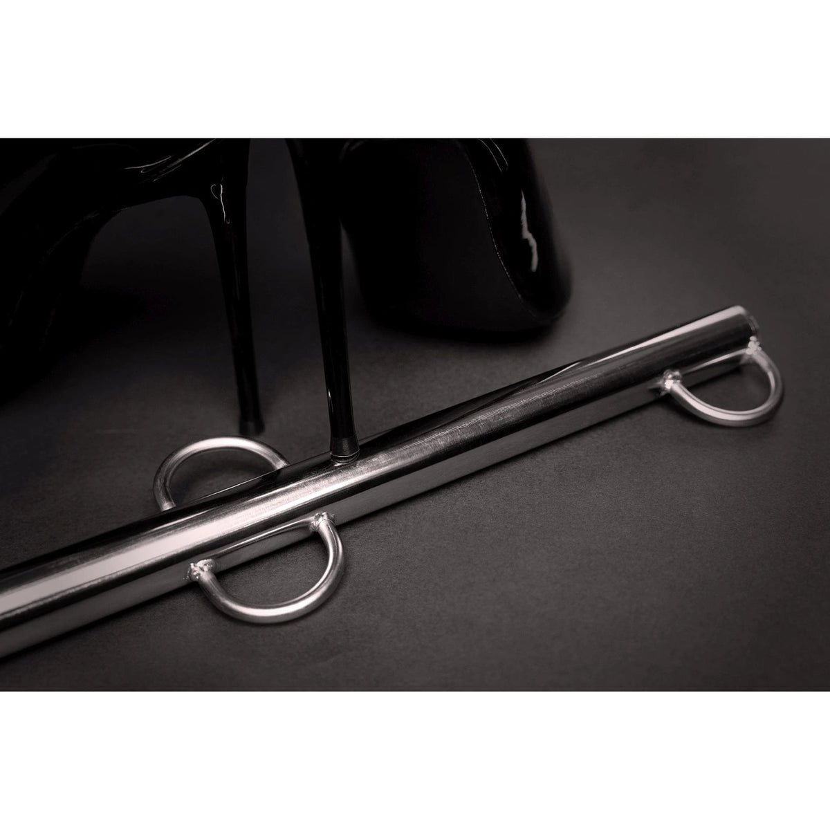 Costrizione bondage Spreader Bar with Multiple Hooks – argento | Ouch!
