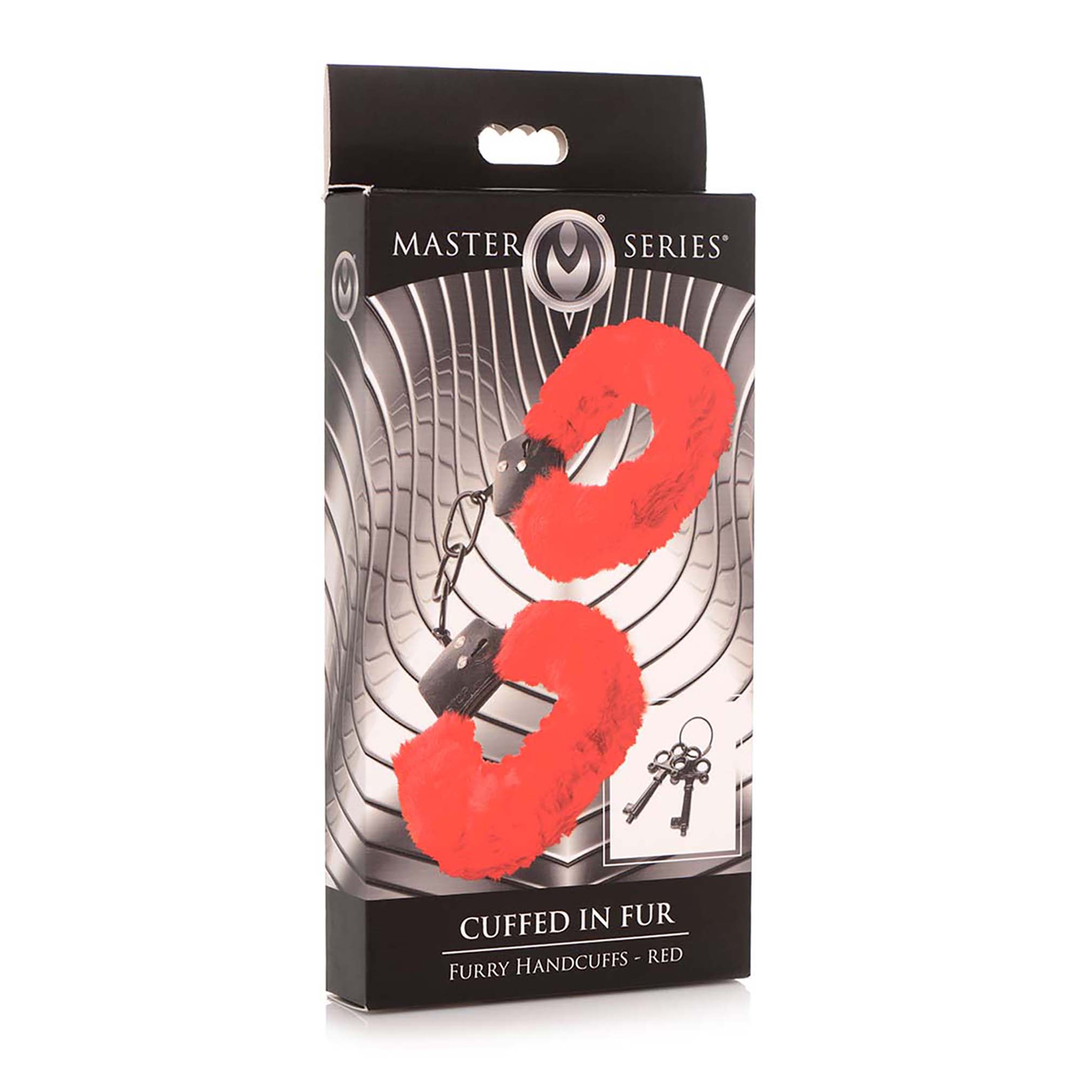 Menotté dans des menottes poilues en fourrure
