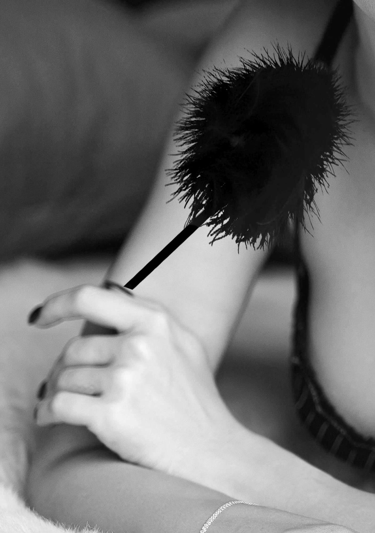 Látigo Feather Tickler – negro 27 cm | Ouch!