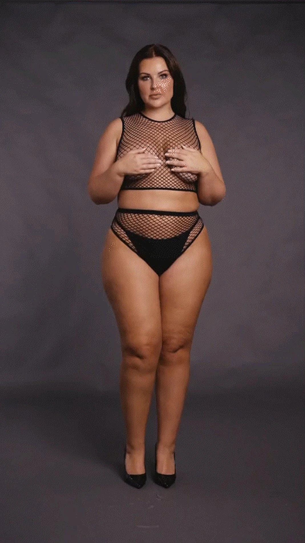 Ensemble 2 pièces avec crop top, culotte et structure en résille.