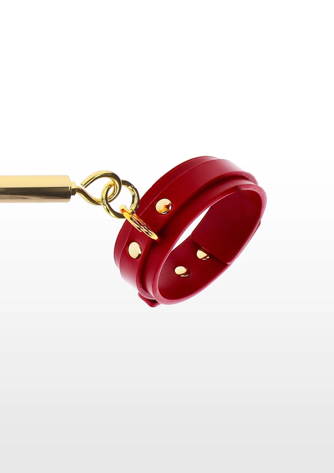Barre d'écartement avec menottes de cheville rouges