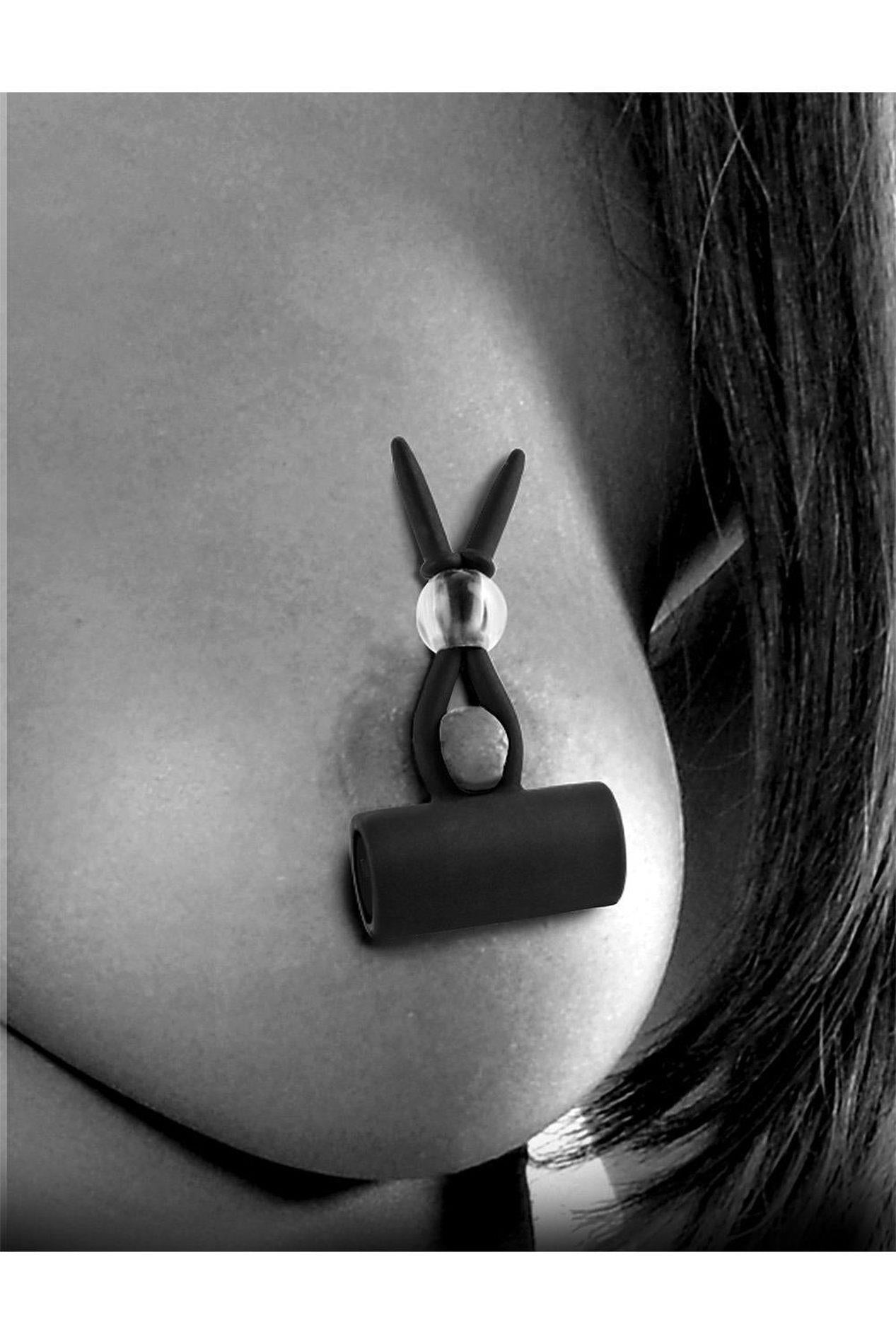 FÉTICHE FANTAISIE SÉRIE LIMITÉE LASSO VIBRANT EN SILICONE POUR SEINS NOIR