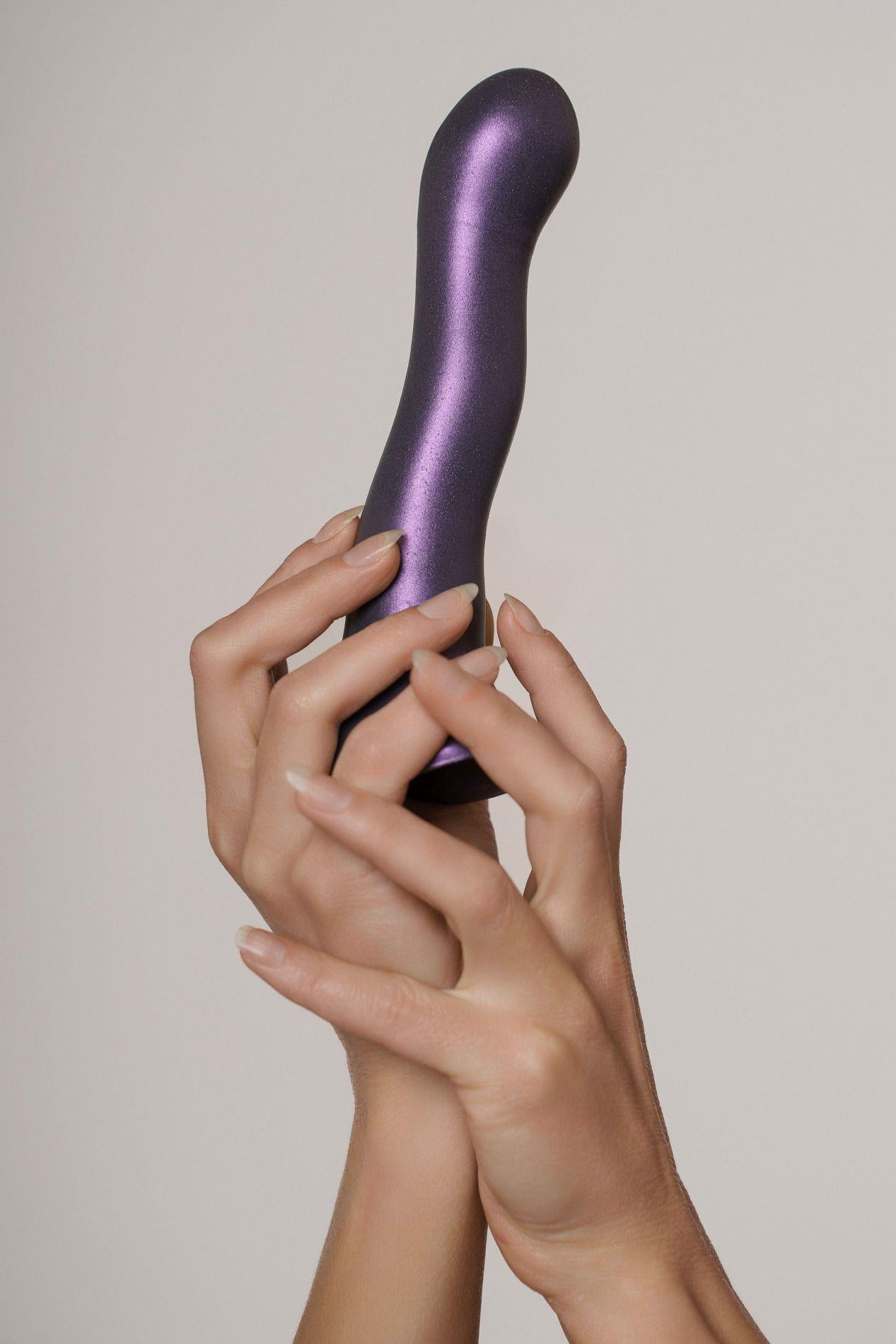 Godemichet Ultra Doux en Silicone Courbé Point G - 7'' / 17 cm - Gunmetal