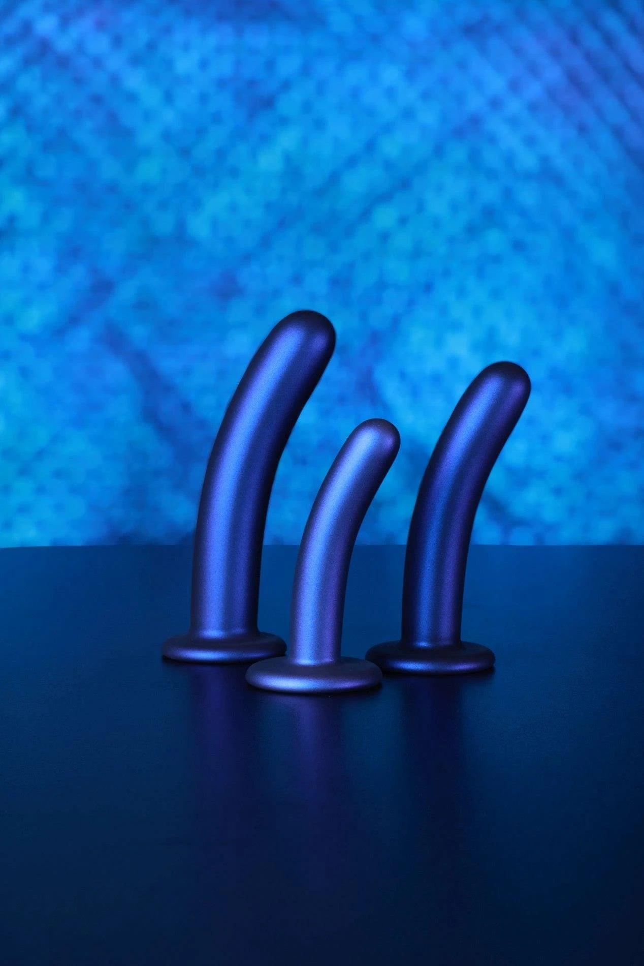 Smooth Silicone G-Spot Dildo - 7'' / 17 cm - Metallic Blue