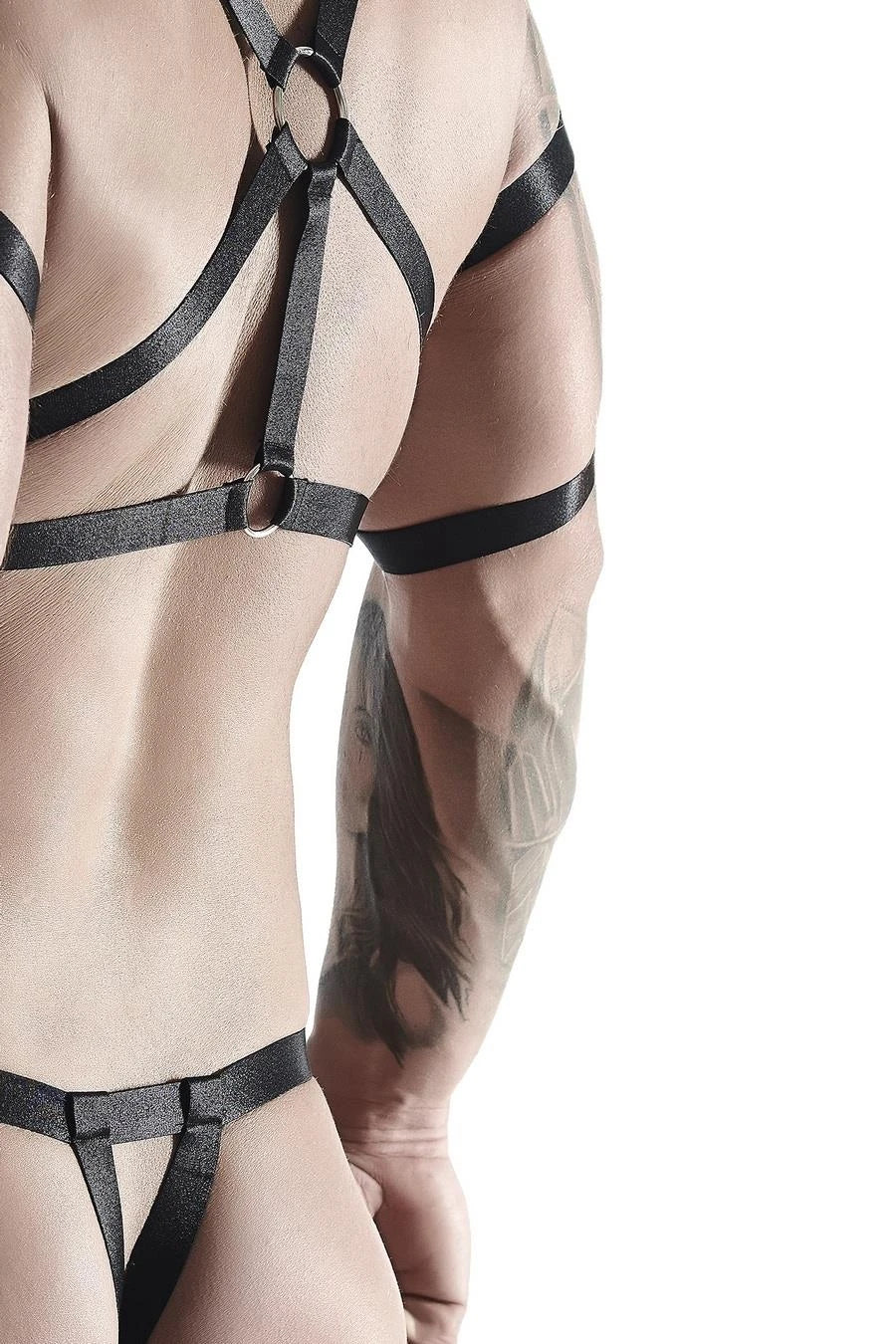 Ensemble masculin en caoutchouc : t-shirt avec décorations au dos et sur le devant, string 2 pièces S/M