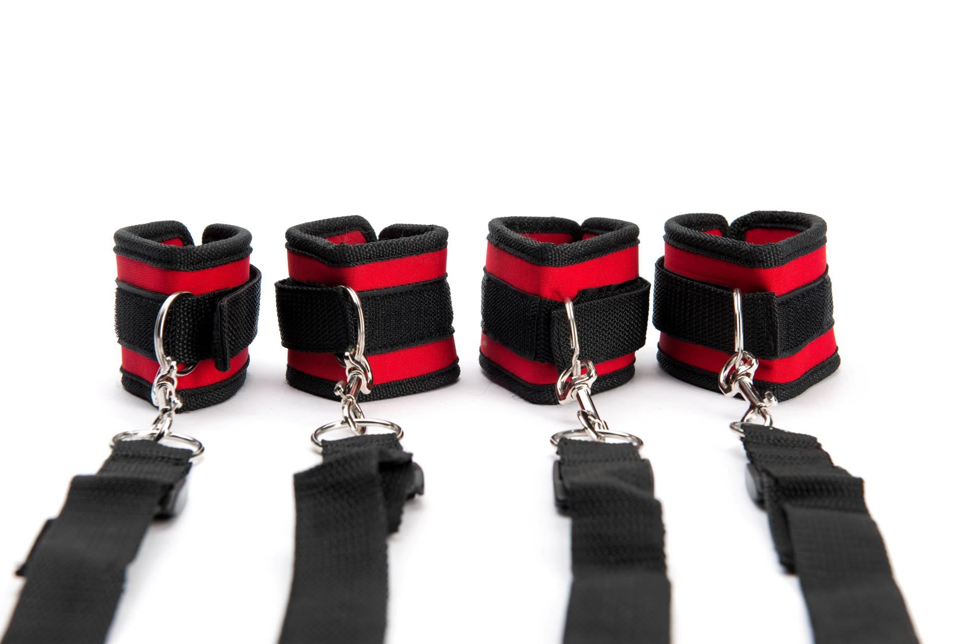 Lit d'attache noir et rouge