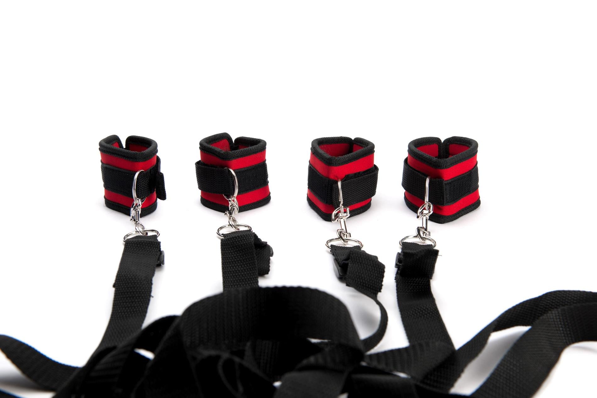 Lit d'attache noir et rouge