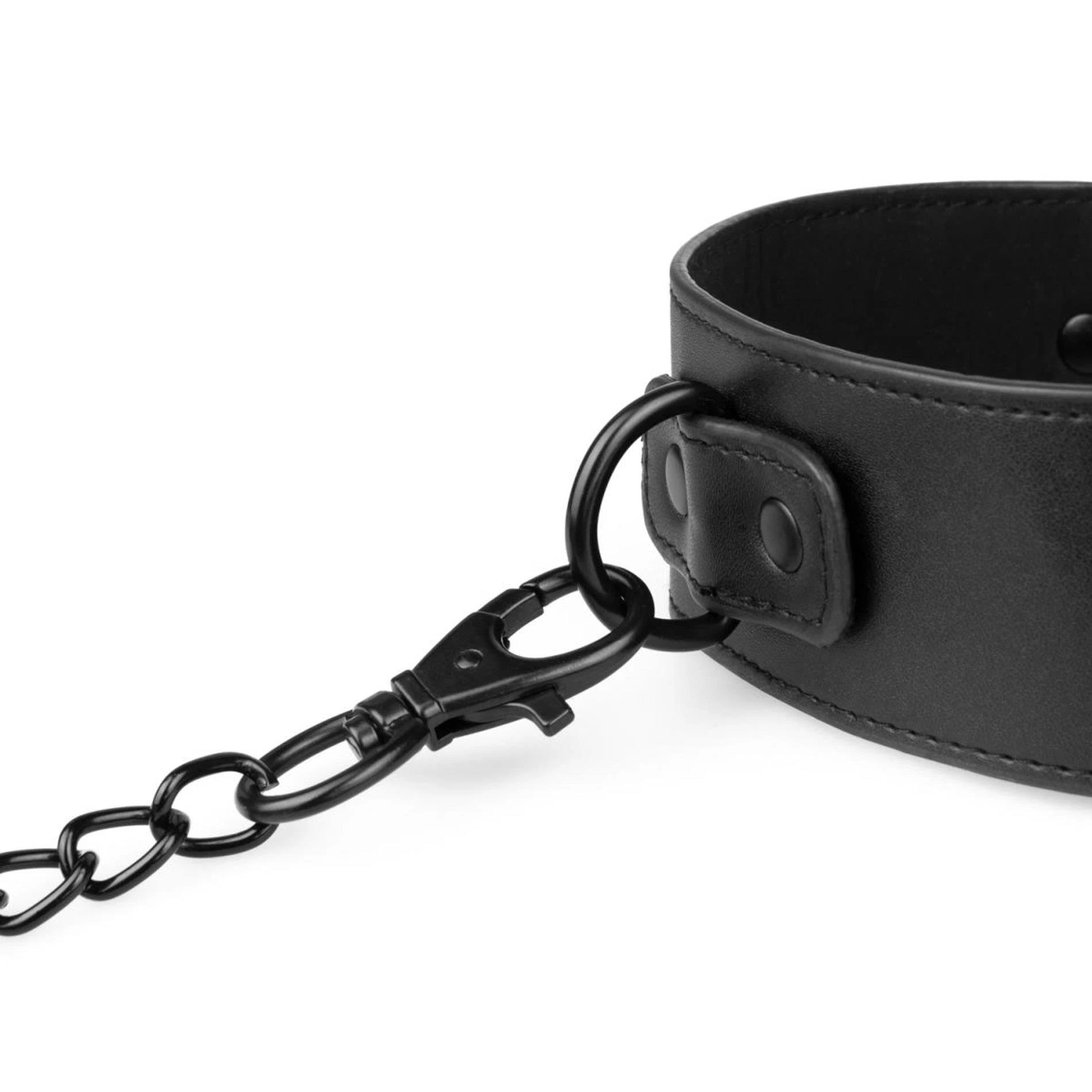 Bedroom Fantasies - Similicuir
Collier et chaîne noirs