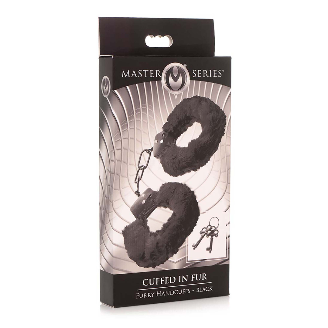 Menotté dans des menottes poilues en fourrure