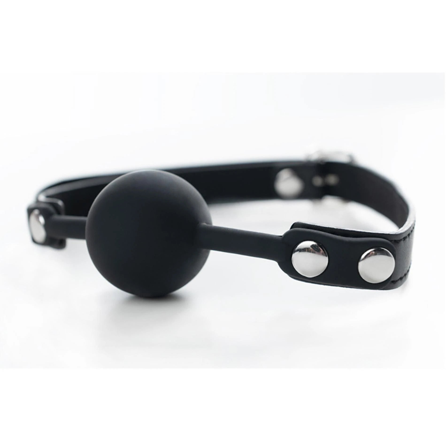 Bâillon-boule en silicone noir avec lanières réglables
